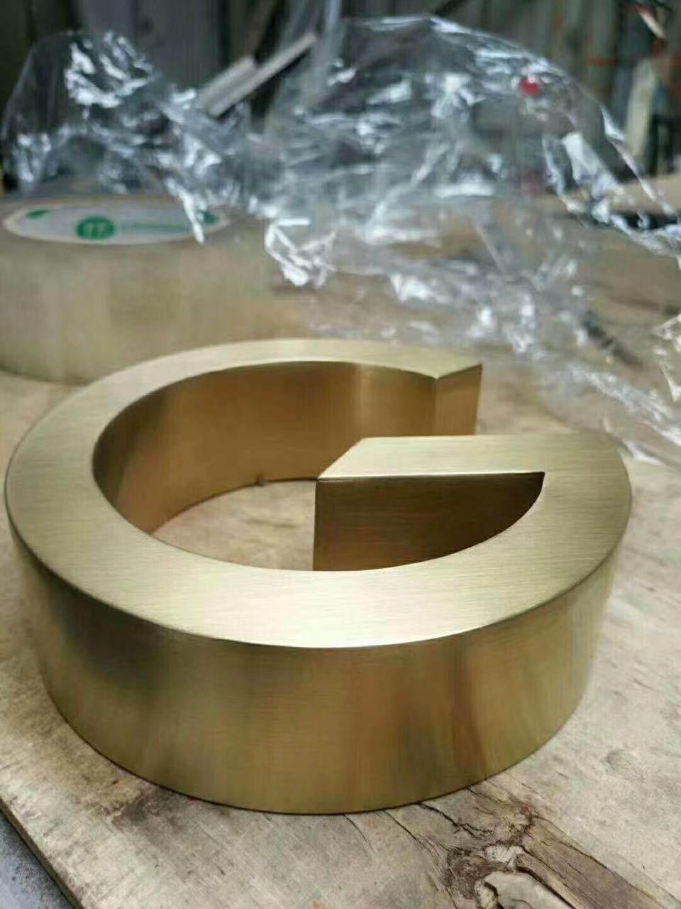 臨沂亞克力燈箱：品質(zhì)匠心，順應(yīng)趨勢點亮城市商業(yè)新光彩